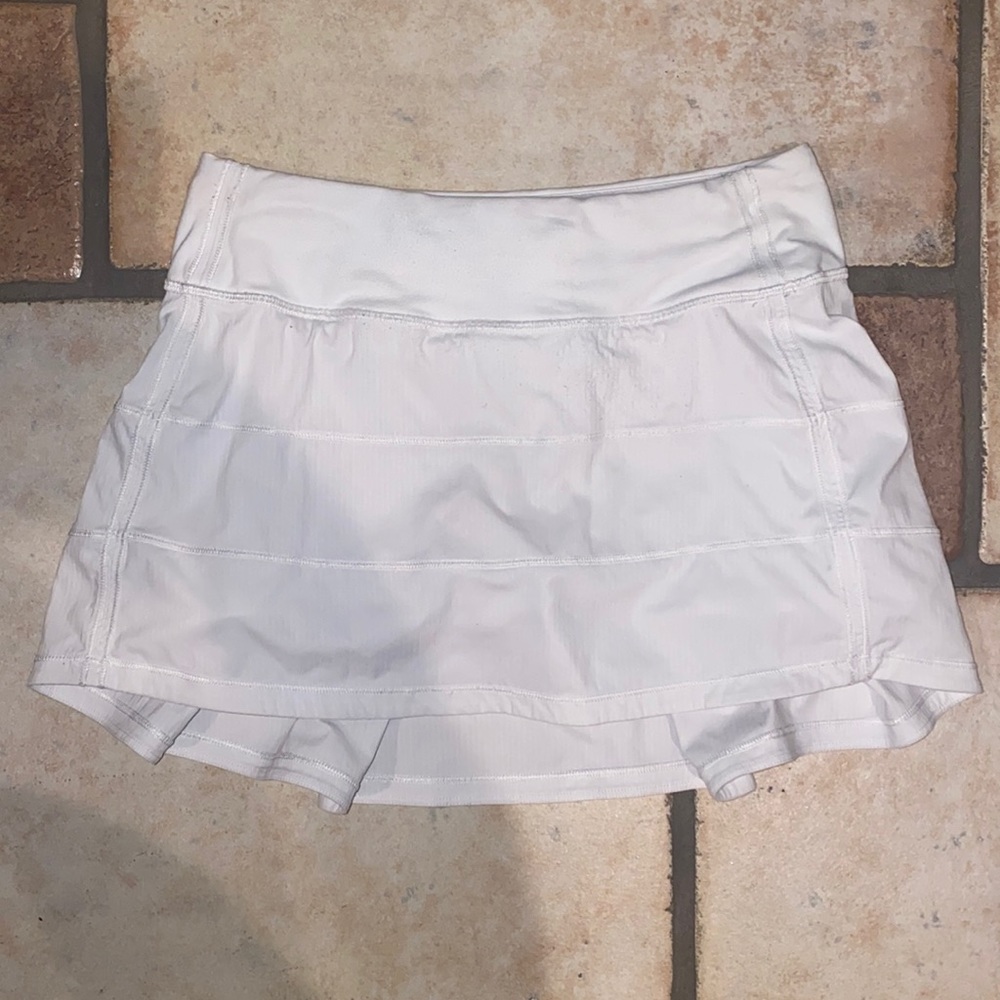Used lulu lemon white skort ( size 2 regular)